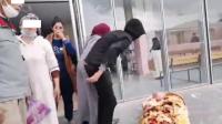 فيديو صادم يهز نشطاء الفيسبوك .. رفض استقبال فتاة مريضة وسط صراخ والدتها أمام مستشفى عمومي